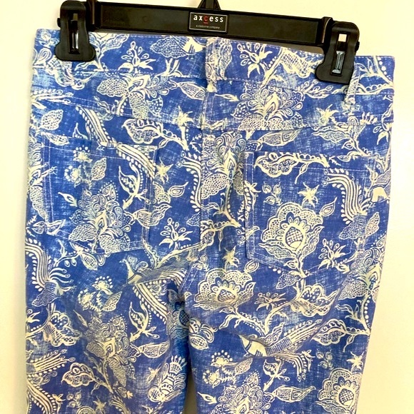 J. McLaughlin Size 0, blue and white floral print Jeans - Picture 6 of 12